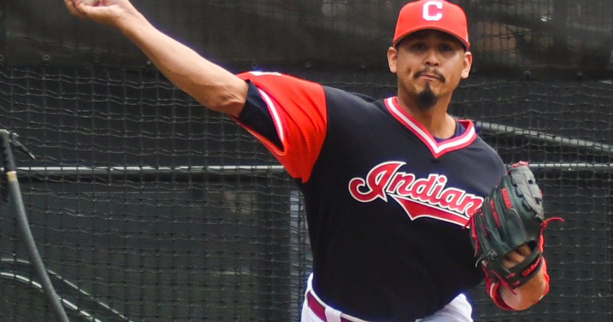 baseball pitcher throwing ball