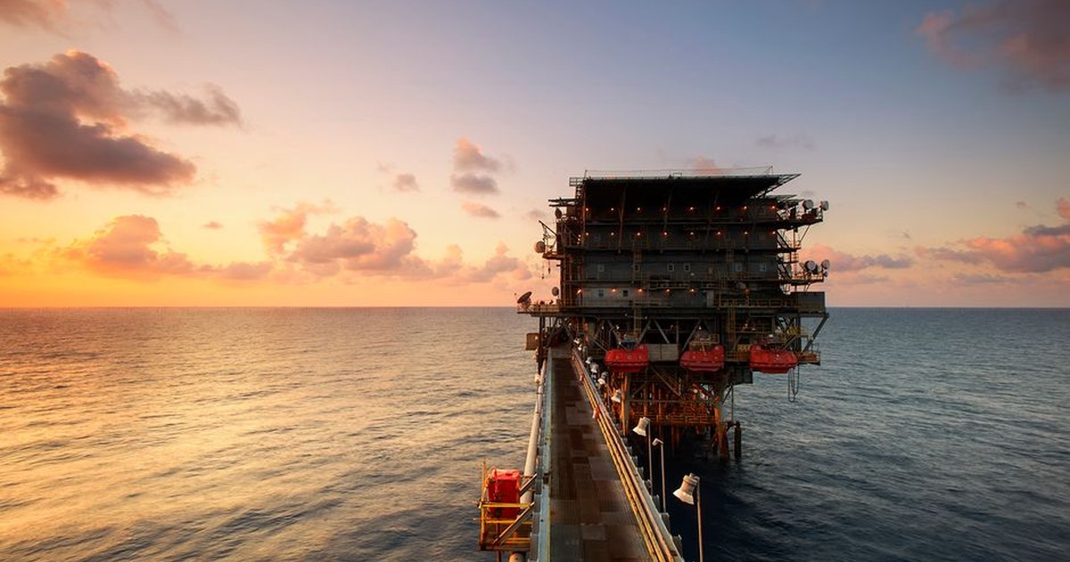 offshore gas platform FLNG ocean