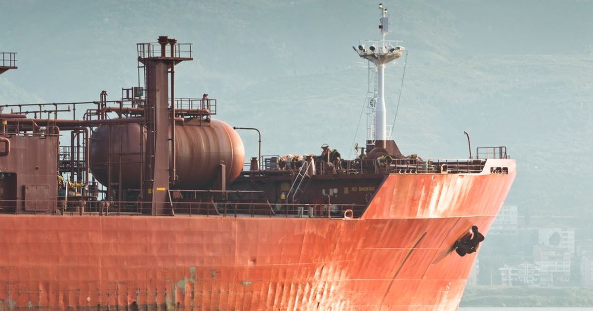 crude oil refinery tanker